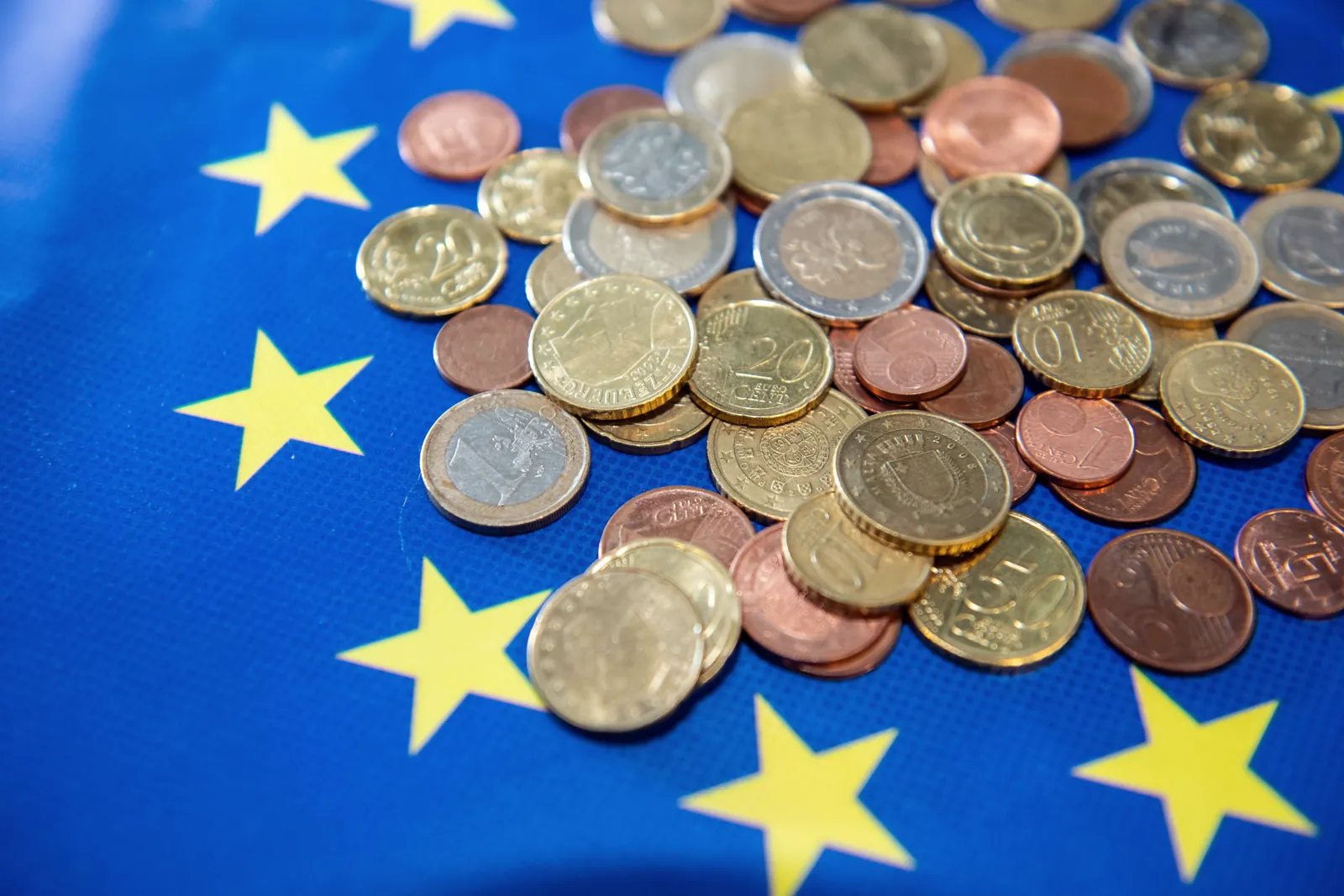 Monedas de euro sobre la bandera europea