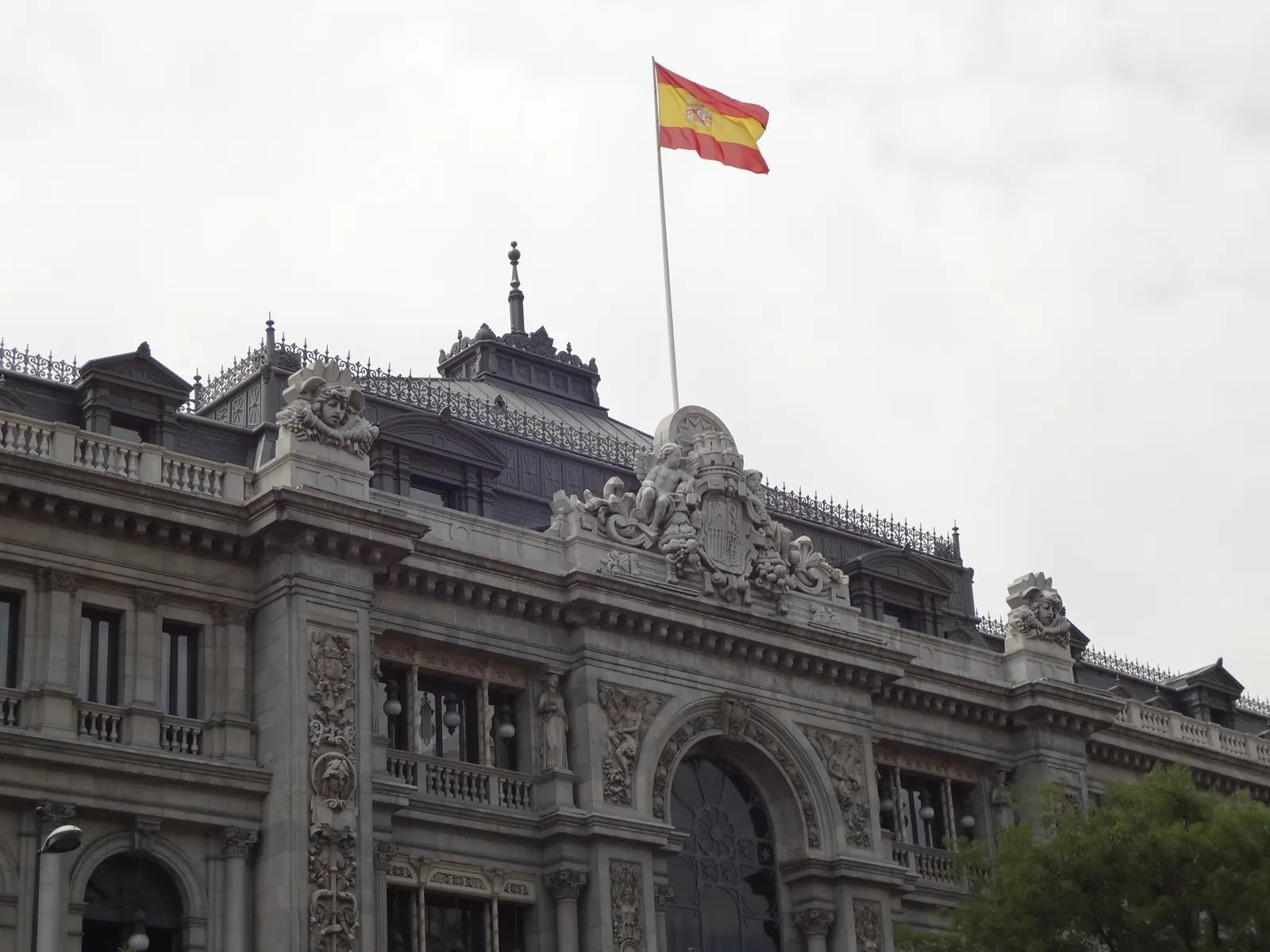 Bandera de España en un edificio de Madrid