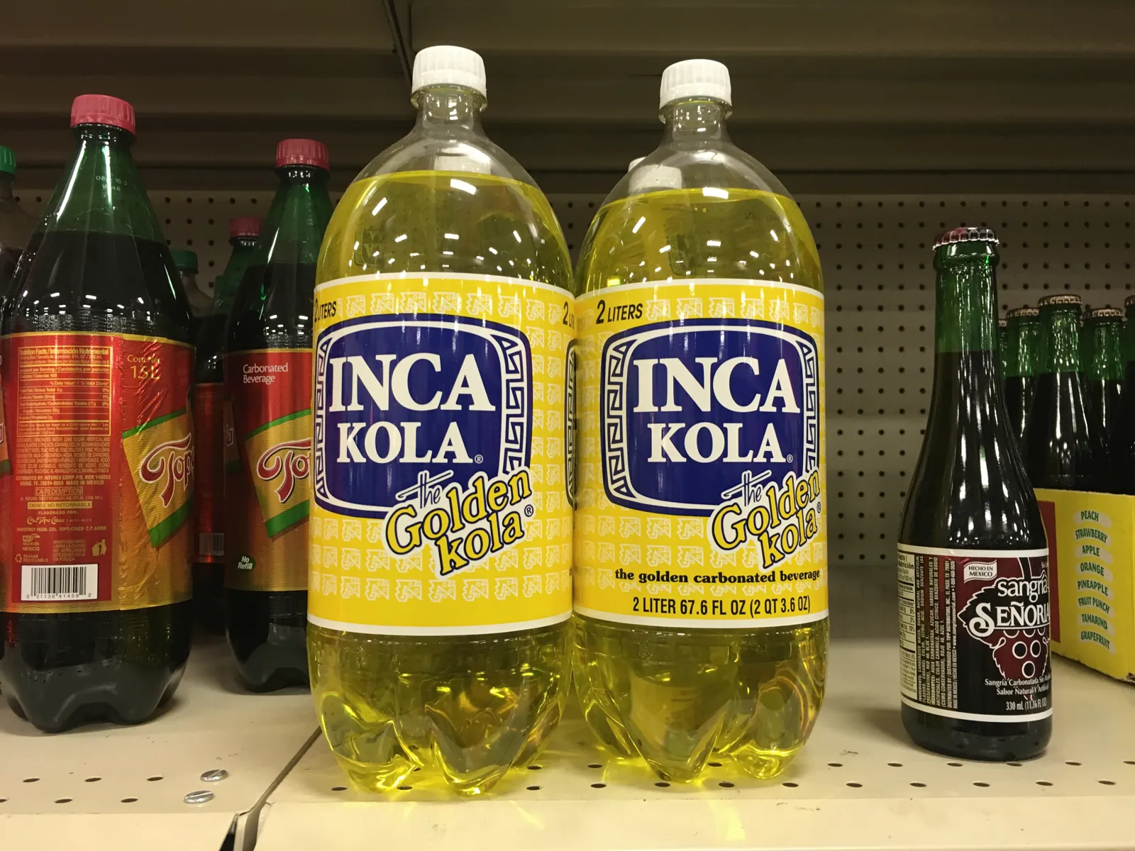 Botellas de Inca Kola en una estantería