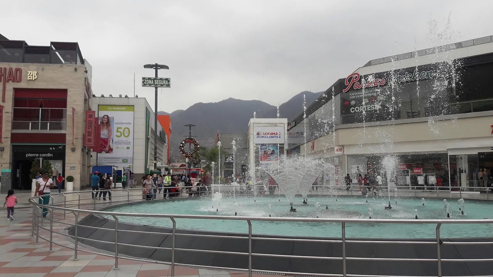 Centro comercial Megaplaza, frente a nuestra oficina de Los Olivos