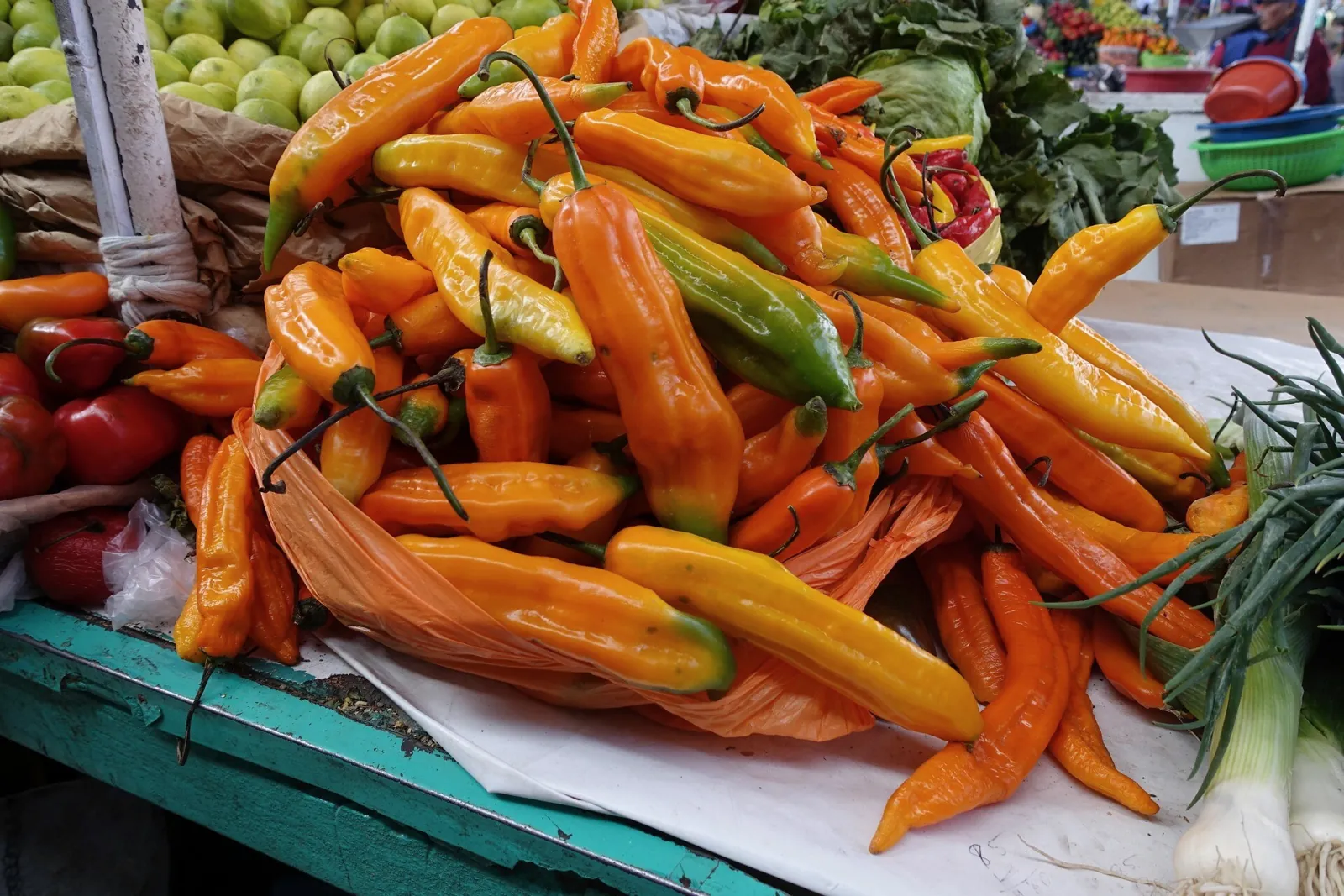 Ají amarillo en un puesto de mercado
