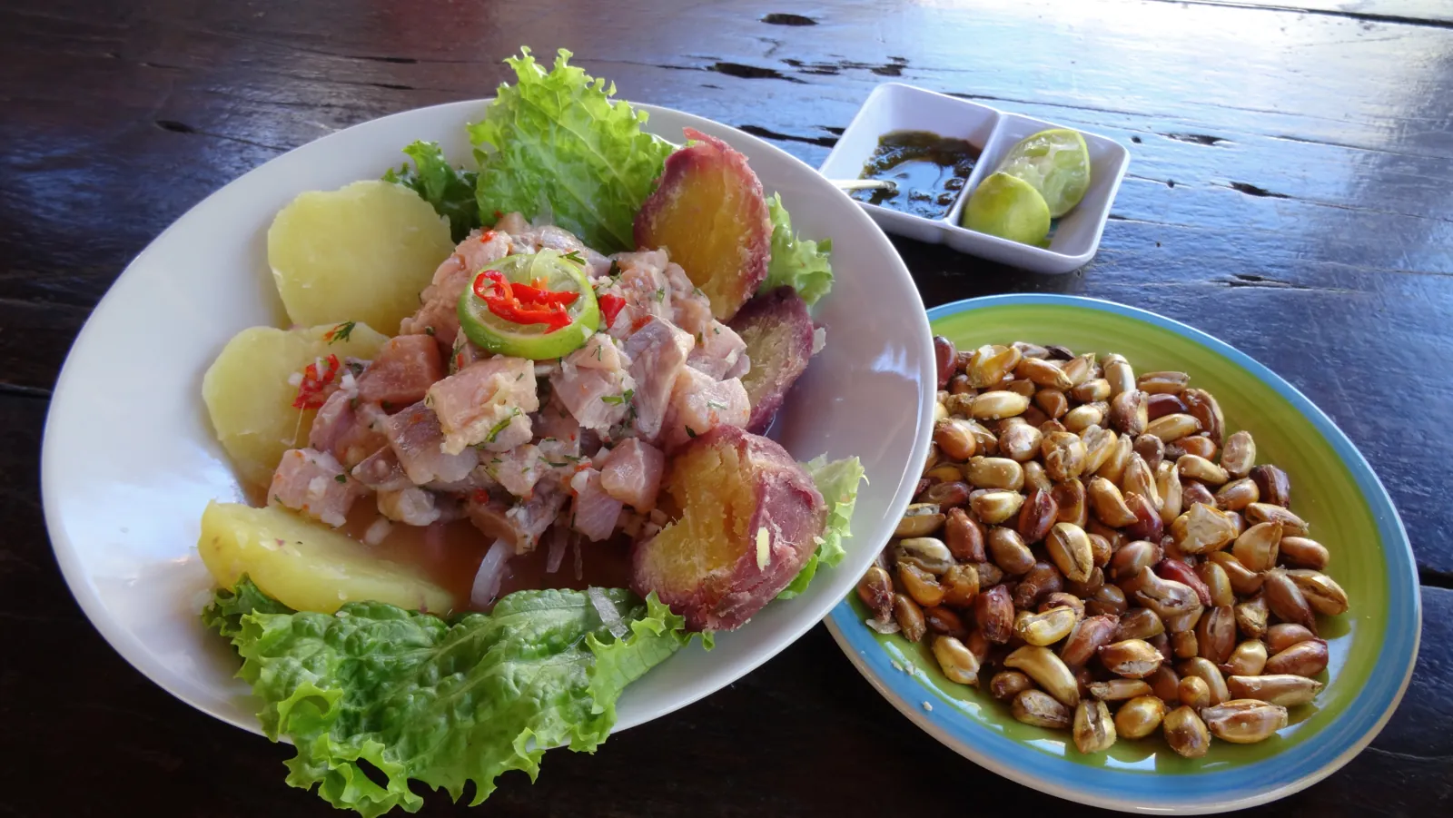 Ceviche peruano con choclo y cancha
