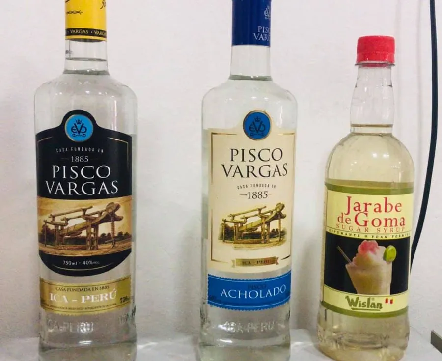 Pisco y jarabe de goma en la tienda de Alcántara en Madrid